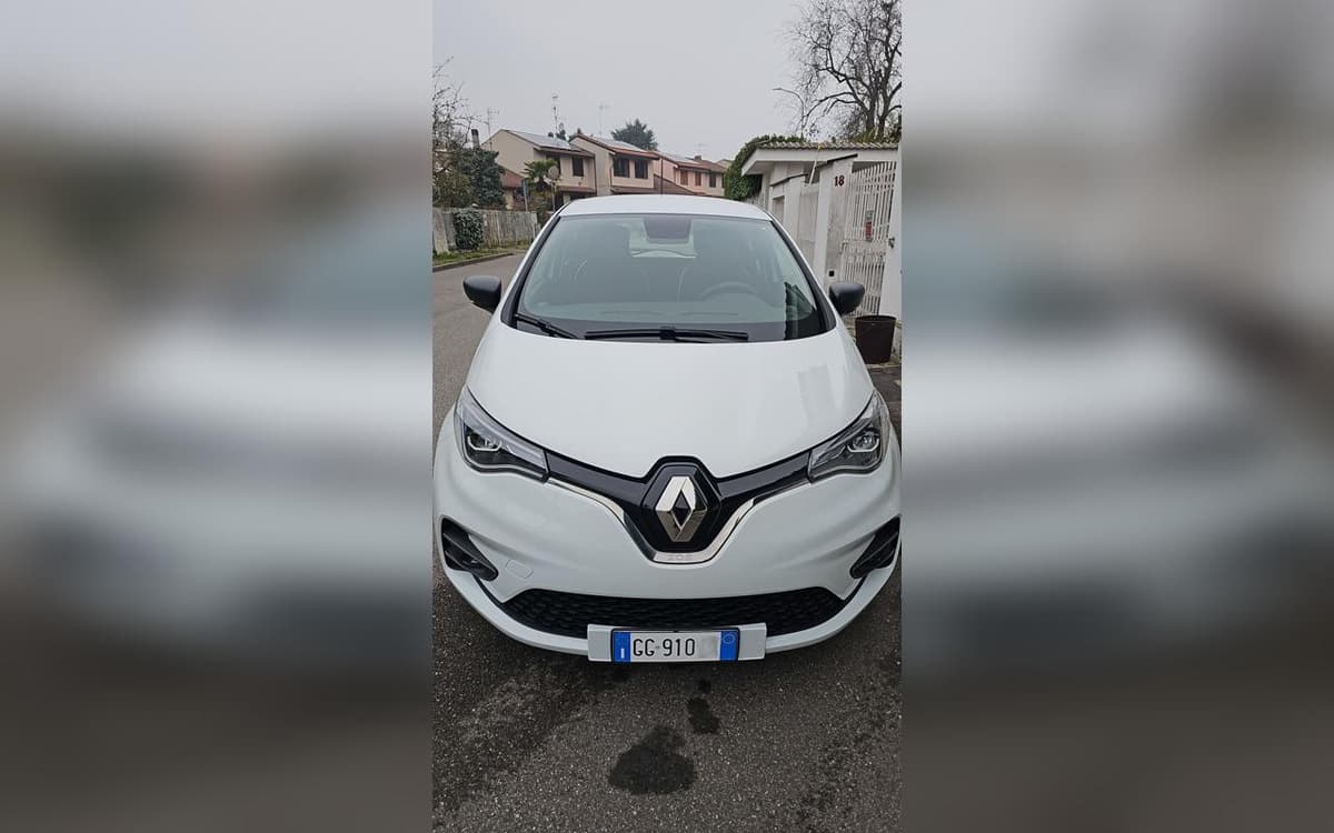 RENAULT ZOE LIFE R110 con batteria da 52 kWh usata come nuova - Noleggiata a lungo termine da Alessandro di Trezzano sul Naviglio (Milano)