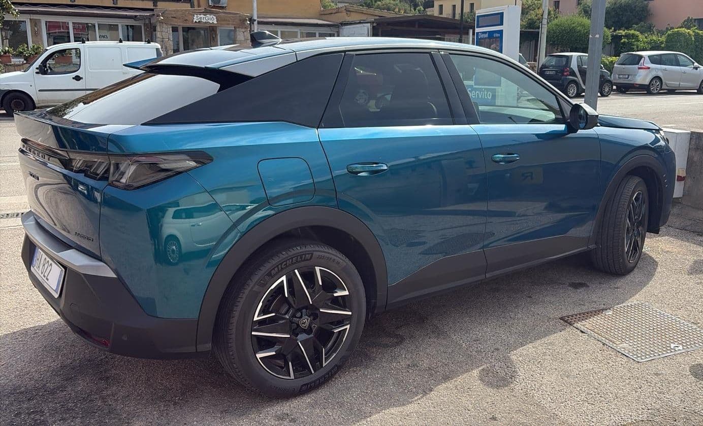 PEUGEOT 3008 Hybrid 145 Allure e-DCS - Noleggiata a lungo termine da BESPOKE HOSPITALITY S.R.L.S. (Olbia)
